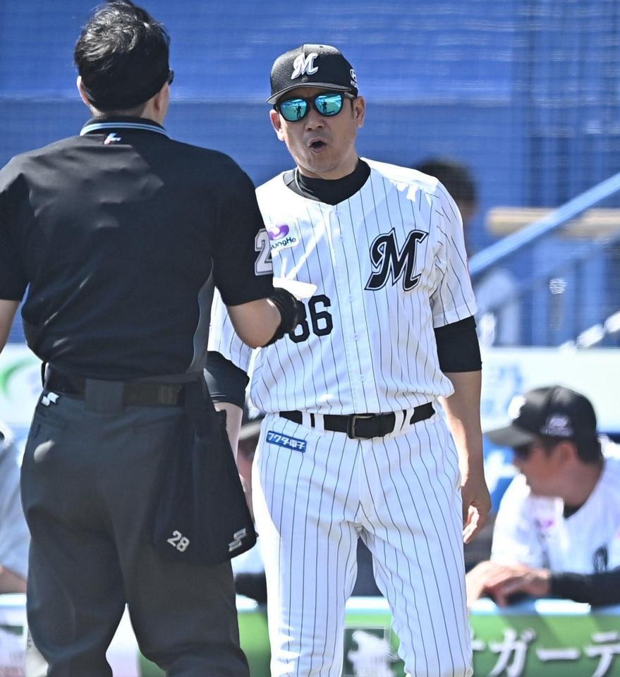 ２回、投手交代を告げるサブロー監督（撮影・開出牧）