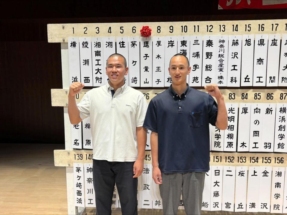 笑顔でガッツポーズする横浜・小野（左）と東海大相模・安嶋