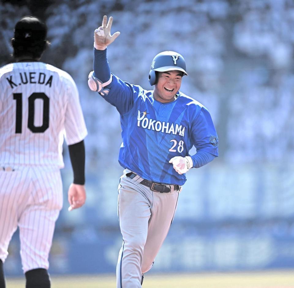 ２回、中越え３ランを放ちポーズを決める勝又。三塁手は上田（撮影・開出牧）
