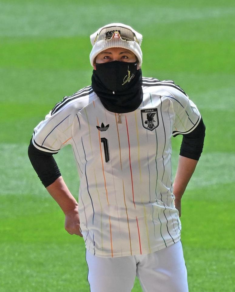 サッカー日本代表のアウェー用ユニホームを着て練習を見る・新庄監督　