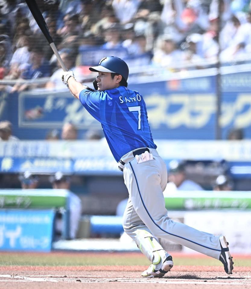 １回、先制の左越え適時二塁打を放つ佐野（撮影・開出牧）