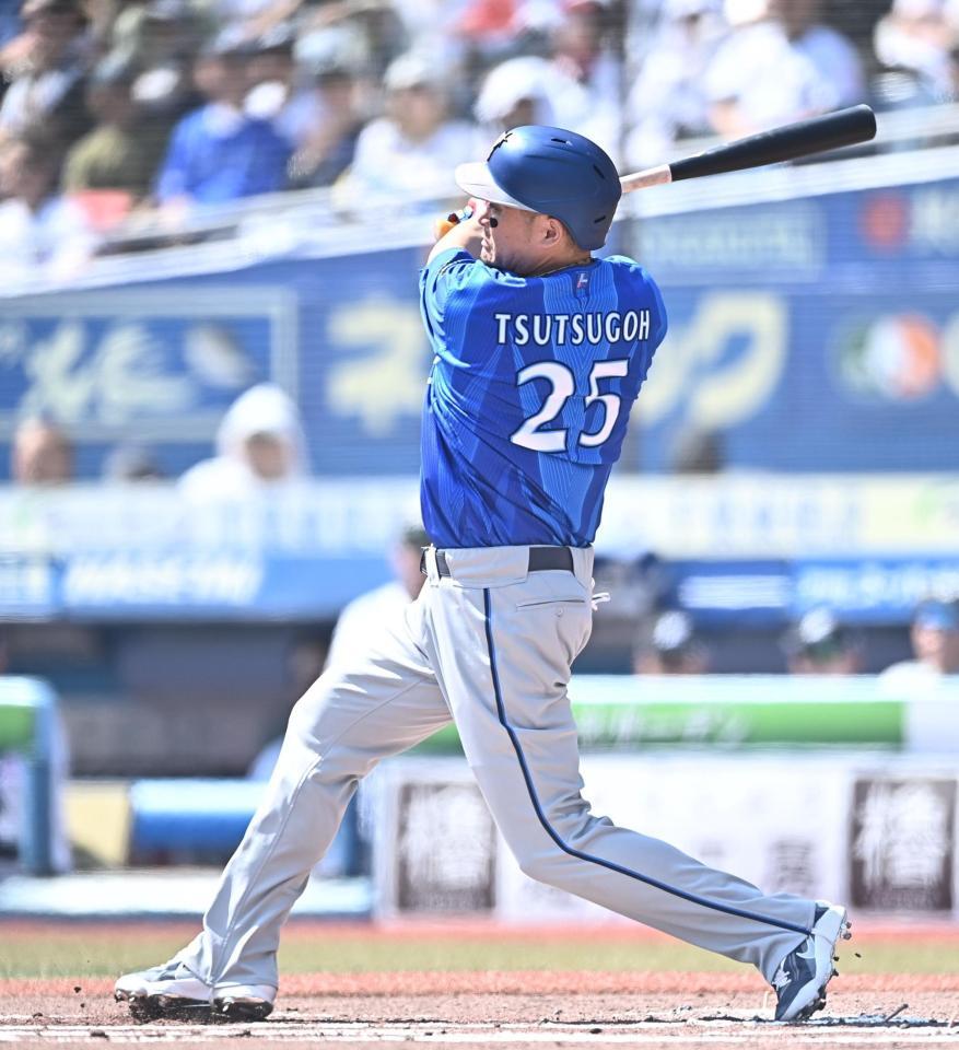 １回、右前打を放つ筒香（撮影・開出牧）