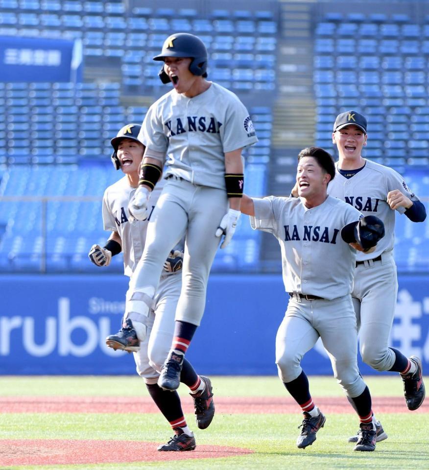 ９回、山本峻輔（中央）は左前にサヨナラ打を放ち、歓喜の大ジャンプ（撮影・佐藤厚）