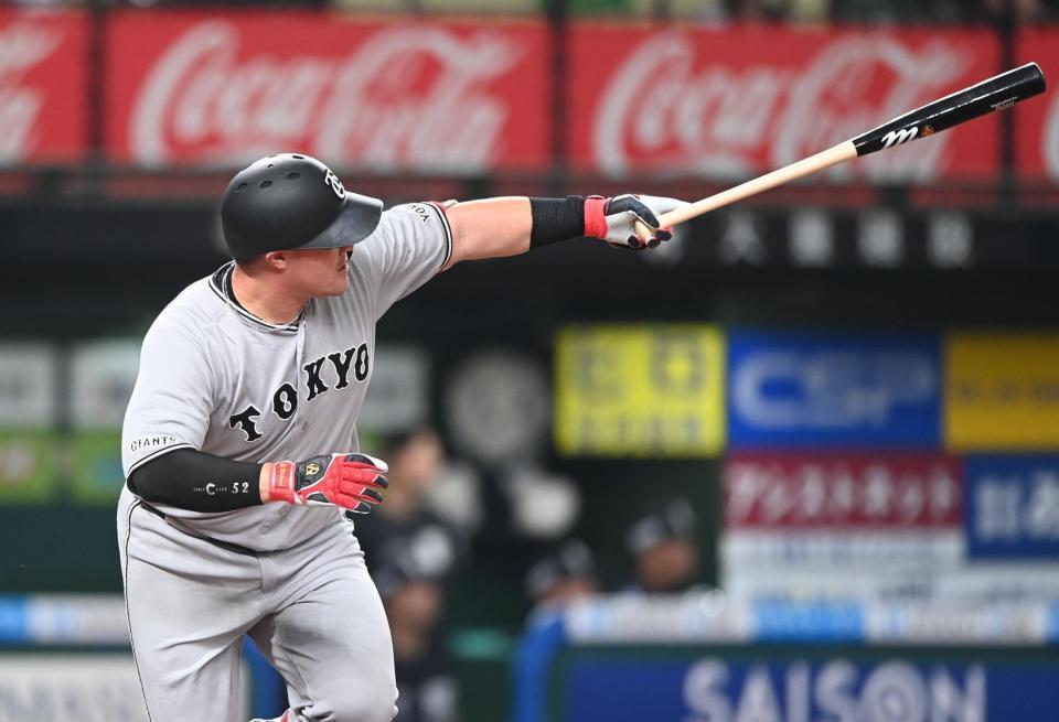 ２回、勝ち越しソロを放つ巨人・リチャード＝ベルーナドーム（撮影・園田高夫）