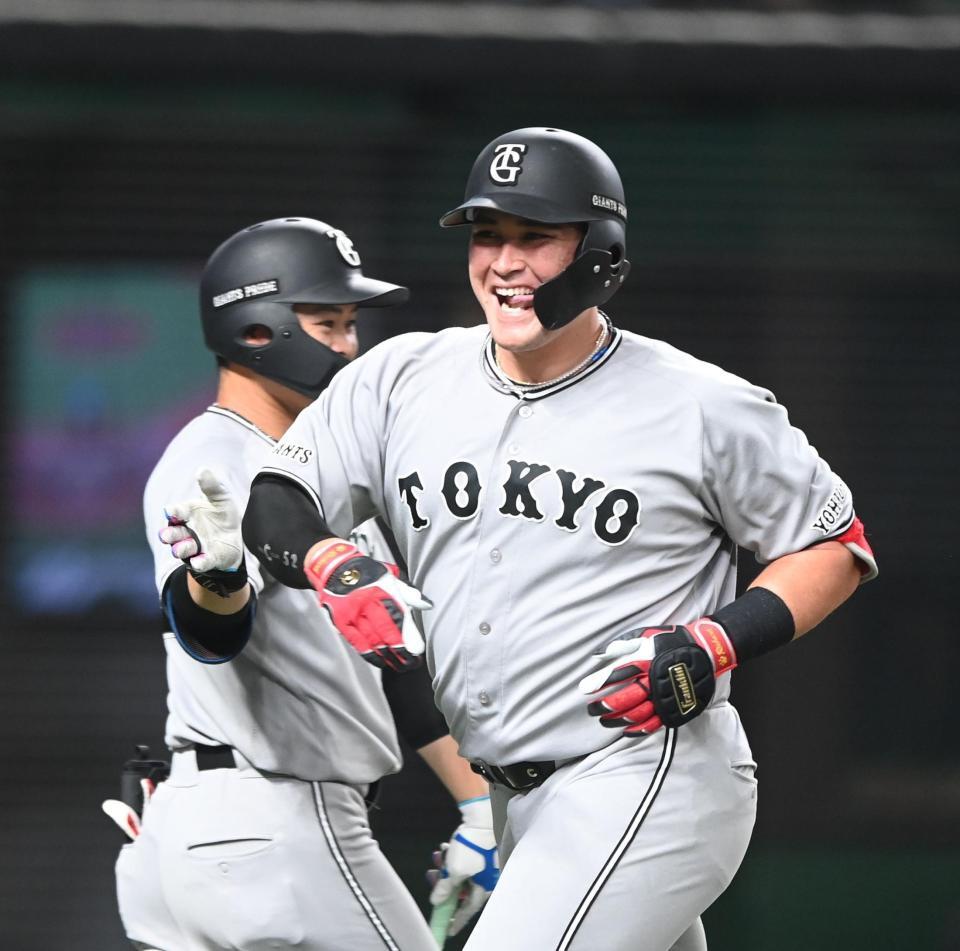 ２回、勝ち越しソロを放ち笑顔を見せるリチャード（撮影・園田高夫）