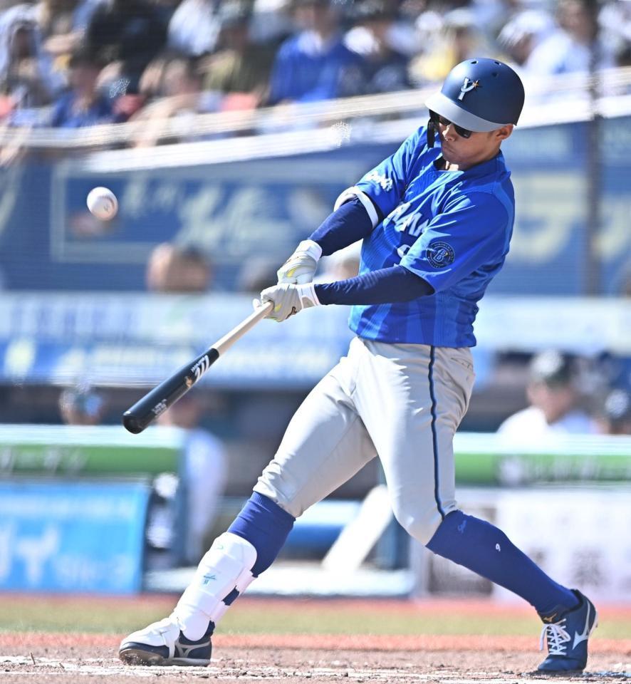 ２回、左前適時打を放つ京田（撮影・開出牧）