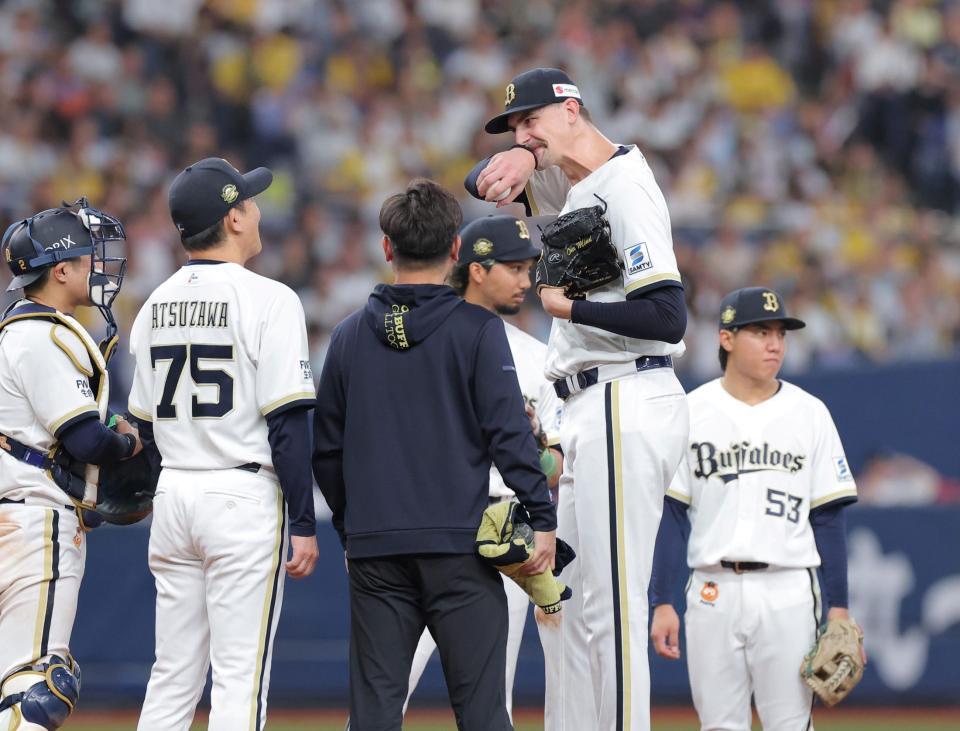 ６回、マウンドに集まるジェリーら（右から２人目）＝撮影・西田忠信