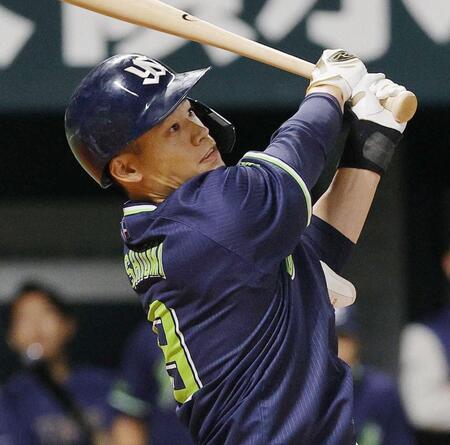 　２回、塩見が右越えに先制ソロを放つ