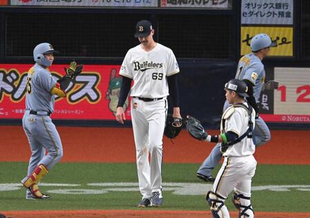 　４回、追加点を許し、肩を落とすジェリー（撮影・飯室逸平）