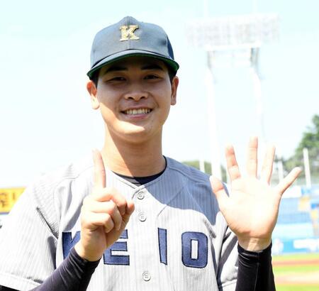 　１５奪三振の快投を見せ笑顔を見せる慶大・渡辺和