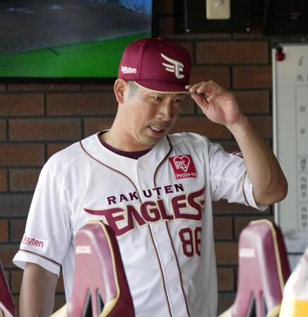 　零敗を喫し、ベンチで沈んだ表情を見せる塩川監督代行