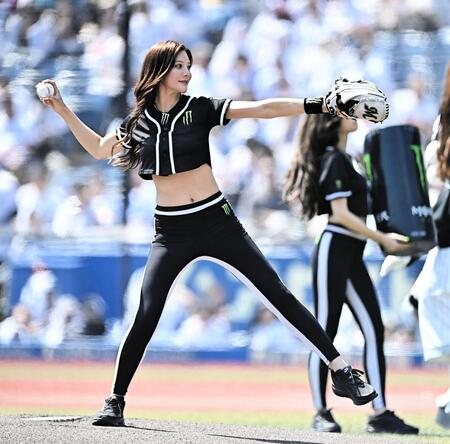 始球式を務めるＭＯＮＳＴＥＲ　ＧＩＲＬＳの水神きき（撮影・開出牧）