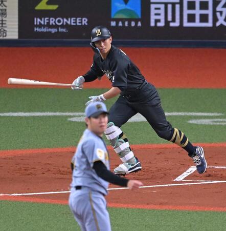 １回、中前打を放つ西川（撮影・飯室逸平）