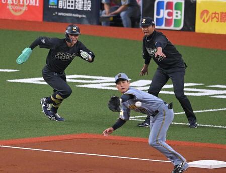 １回、コーチャーがアシストしたとしてアウトになる西川（撮影・飯室逸平）