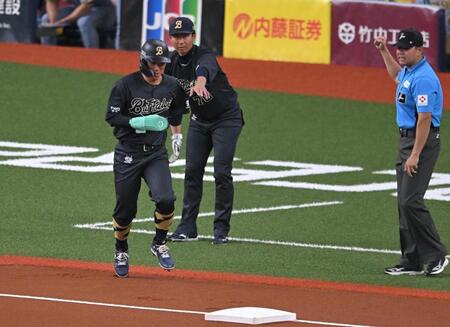 １回、アウトをコールされる西川（撮影・飯室逸平）
