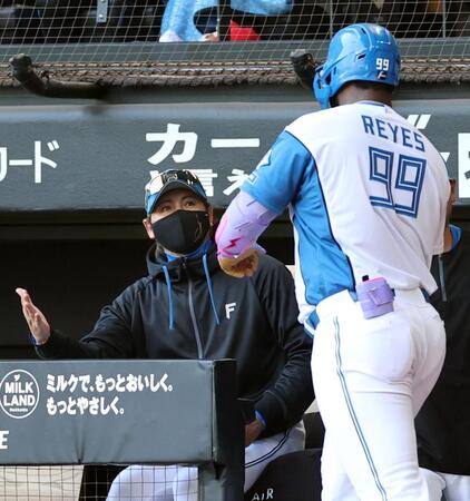 ３回裏、右中間ソロを放ったレイエス（右）を迎える新庄監督
