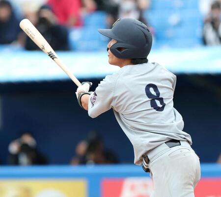 ５回、右中間へソロを放つ関大・山本峻輔（撮影・伊藤笙子）