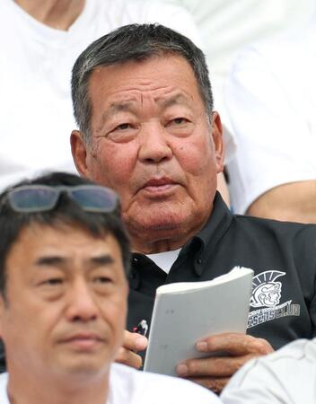 メモをしながら試合を見つめる山口高志氏（撮影・伊藤笙子）