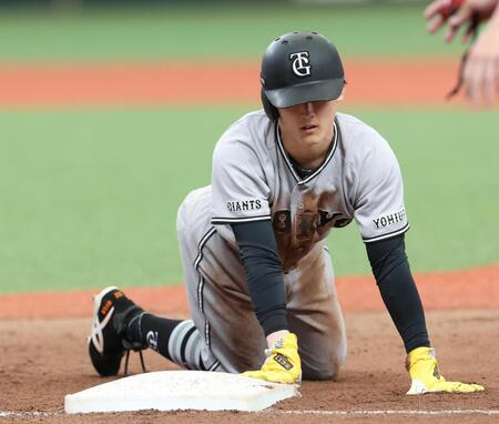 ８回、けん制死した一塁走者・浦田（撮影・佐々木彰尚）