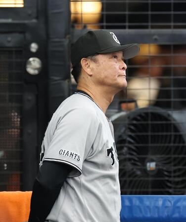 ８回、戦況を見つめる橋上監督代行（撮影・佐々木彰尚）