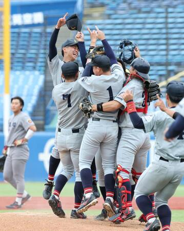 慶大を破り、優勝を果たした関大ナイン（撮影・伊藤笙子）