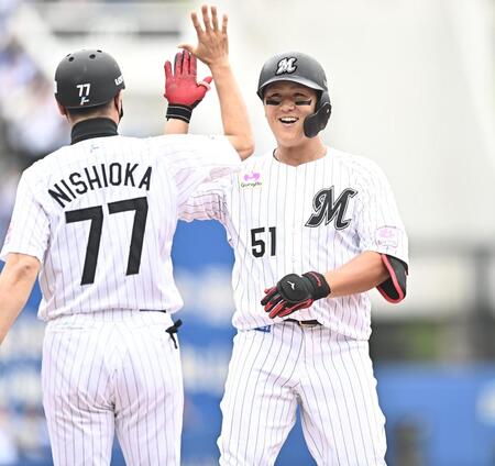 ５回、勝ち越しの中前２点適時打を放ち西岡コーチ（手前）とタッチを交わす山口（撮影・開出牧）