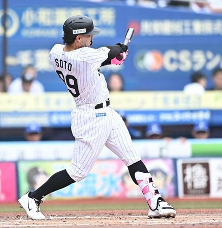 ２回、先制の左越えソロを放つソト（撮影・開出牧）