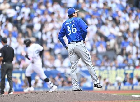 ２回、ソト（左後方）に先制の左越えソロを打たれた尾形（撮影・開出牧）