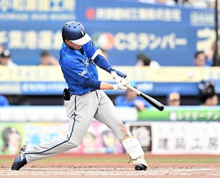 ８回、左越え２ランを放つ宮下（撮影・開出牧）