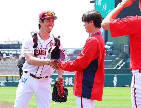 前日、完封勝利の森下を祝福する前田健（撮影・金田祐二）