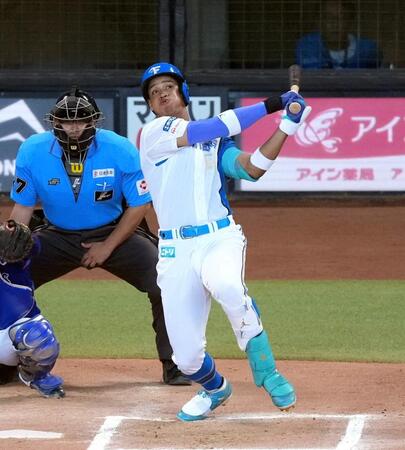 ６回、万波が左中間に同点ソロを放つ
