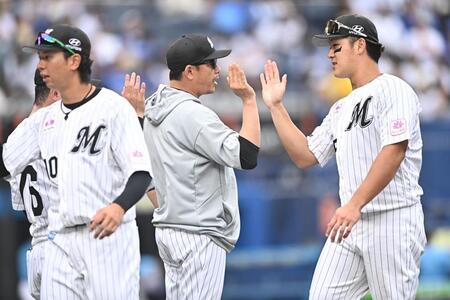 ＤｅＮＡに競り勝ち山口（右）らナインとタッチを交わすサブロー監督（中央）。左手前は上田（撮影・開出牧）