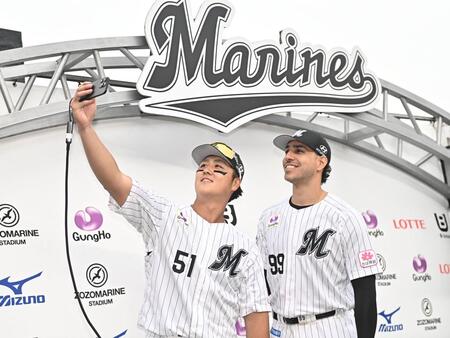 お立ち台でソト（右）と自撮りをする山口（撮影・開出牧）