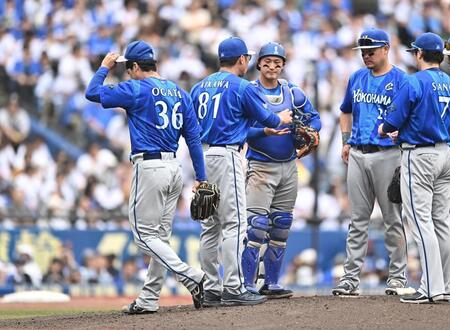 ５回途中で降板した尾形（左手前）＝撮影・開出牧