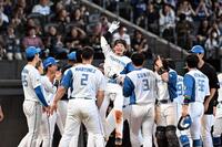 　サヨナラ本塁打を放ち祝福される水野（中央）