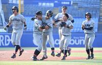 　９回、山本（中央）は左前にサヨナラ打を放ち、ナインと抱き合って喜ぶ（撮影・佐藤厚）
