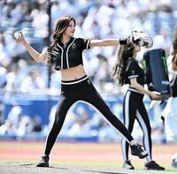 始球式を務めるＭＯＮＳＴＥＲ　ＧＩＲＬＳの水神きき（撮影・開出牧）