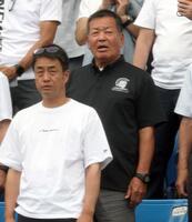 試合前、関大の校歌を歌う山口高志氏（撮影・伊藤笙子）