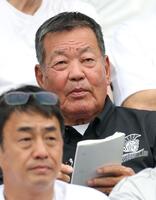 メモをしながら試合を見つめる山口高志氏（撮影・伊藤笙子）