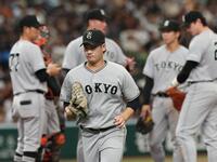 ６回、途中降板する井上（撮影・佐々木彰尚）