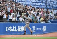 ５回、山本峻輔は右中間本塁打を放ち、歓声を背に三塁を回る（撮影・佐藤厚）