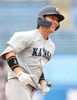 ５回、右中間へソロを放ち、笑顔を見せる関大・山本峻輔（撮影・伊藤笙子）