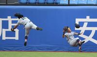 ４回、吉野太陽の大飛球を関大の右翼手・中村（左）が中堅手・余河（右）と激突しながらも好捕する（撮影・佐藤厚）