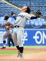 ９回、藤田一波を三振に打ち取り、雄叫びを上げる関大・中原海晴（撮影・佐藤厚）