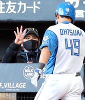 ６回裏、本塁打を放った大塚（右）を迎える新庄監督