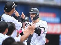 ２回、先制の左越えソロを放ちナインとタッチを交わすソト（右）＝撮影・開出牧