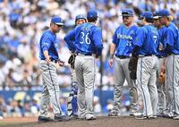 ５回、ソトに四球を与えた先発・尾形（３６）に交代を告げた相川監督（左端）＝撮影・開出牧