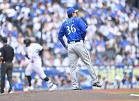 ２回、ソト（左後方）に先制の左越えソロを打たれた尾形（撮影・開出牧）