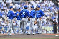 ３回、西川に四球を与えた尾形（３６）＝撮影・開出牧