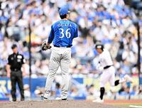 ５回、上田（右後方）に同点の右越えソロを打たれた尾形（撮影・開出牧）